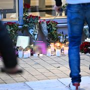 Människor som samlats vid minnesplatsen