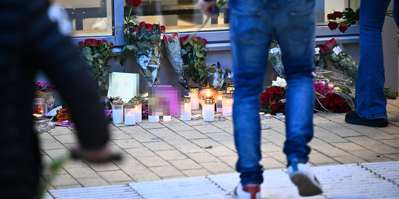 Människor som samlats vid minnesplatsen