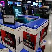 Playstation 5-konsoler i butik 2023. Illustrationsbild.