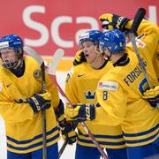 Juniorkronorna jublar efter mål mot Slovakien vid förra JVM i Helsingfors. Kan de göra om 6–0-bedriften i kväll?