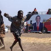Presidenten Hakainde Hichilema anländer till ett kampanjmöte i utkanten av huvudstaden Lusaka på lördagen.