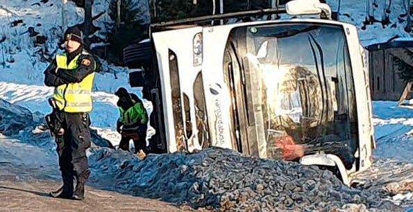  En buss med ett 40-tal personer ombord körde i diket på riksväg 62 i Torsby kommun i norra Värmland på söndagsförmiddagen. Morgan Bäckvall/TT
