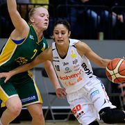 Arkivbild: STOCKHOLM 20161028 Alviks Klara Lundquist mot Luleås Katie Bussey under fredagens basketmatch mellan Alvik Basket och Luleå Basket i Åkeshovshallen.
