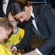 Zlatan Ibrahimovic mottar priset Guldbollen och skriver atografer till Melvin och Frank