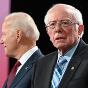 Arkivbild. Kandidaterna Joe Biden och Bernie Sanders.