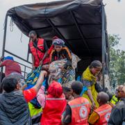 Människor som har flytt till Rwanda från Kongo-Kinshasa kliver av en lastsbil tidigare i veckan.  