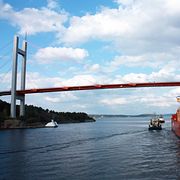 Ett fartyg passerar Tjörnbron.