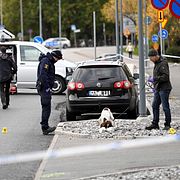 Polisen tekniker undersöker platsen där skjutningen ägde rum. 