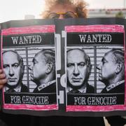 Demonstrationer mot premiärminister Benjamin Netanyahu utanför domstolen i Tel Aviv. BIld tagen i December 2024.