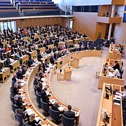 Översiktsbild av plenisalen under en omröstning i riksdagen.