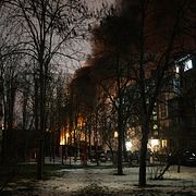 Tjock rök sprider sig mellan bostadshusen efter en rysk attack mot infrastruktur i Kyiv. Efrem Lukatsky / AP