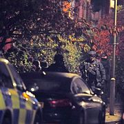 Antiterrorpolis utanför en misstänkt adress efter dådet.
