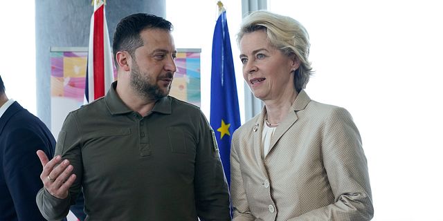 Ukrainas president Zelenskyj och EU-chefen von der Leyen. Susan Walsh / AP