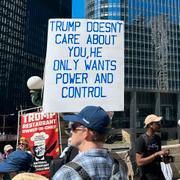 Trumps hot om att skicka federala styrkor till Chicago har lett till protester i staden. 