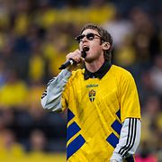 Thomas Stenström framför VM-låten inför träningslandskampen mot Grekland 4 juni.