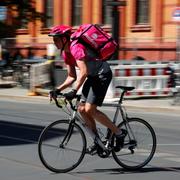 Dotterbolaget Foodora sköter Delivery Heros matleveranser. Arkivbild från Berlin i början av juni i år.