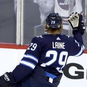 Patrik Laine gör målgest.