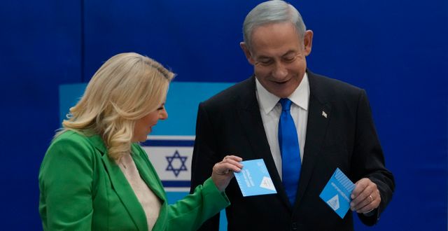Benjamin Netanyahu och hans fru Sara röstar. Maya Alerruzzo / AP