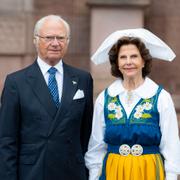 Kung Carl Gustaf och drottning Silvia vid Stockholms slott.