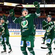 Färjestad-spelare jublar efter vinst mot Frölunda. 