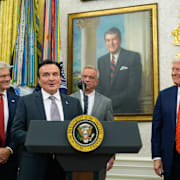 Astra Zenecas vd Pascal Soriot under ett möte med USA:s president Donald Trump i Ovala rummet i Vita huset i oktober 2025.