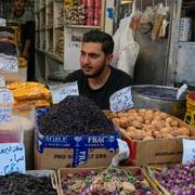 En handlare väntar på kunder i den historiska basaren i Teheran på måndagen – en dag då de flesta butiker höll stängt. 