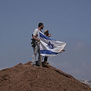 Israeliska bosättare på en kulle vid staden Beit Sahour på Västbanken.