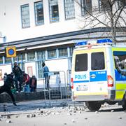 Kravallpolis på plats då motdemonstranter kastar sten i Rinkeby. 