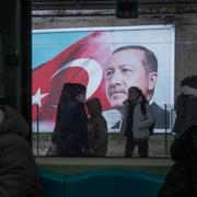 Den turkiske presidenten Recep Tayyip Erdogan syns på en affisch vid en pendeltågsstation i Istanbul.
