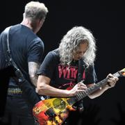 James Hetfield (V) och Kirk Hammeth i spetsen för gruppen Metallica vid lördagens spelning på Globen.