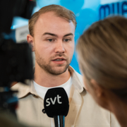 Douglas Thor, ordförande i Muf/Klimatdemonstranter utanför Finansdepartementet.