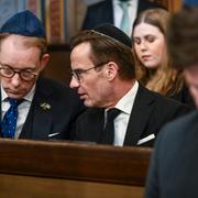 Utrikesminister Tobias Billström (M) och statsminister Ulf Kristersson (M) närvarar vid Judiska församlingen i Stockholms minneshögtid för Förintelsens offer.