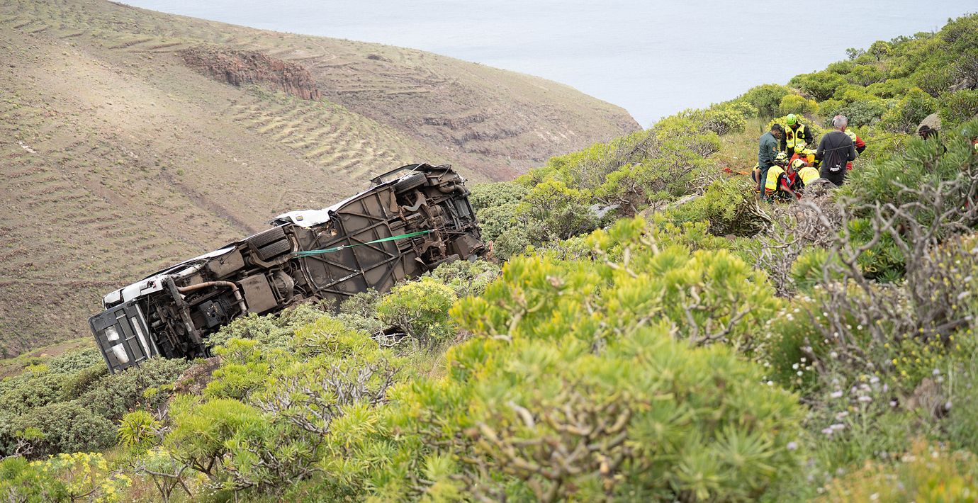 Räddningstjänsten arbetar vid bussolyckan på Kanarieöarna.