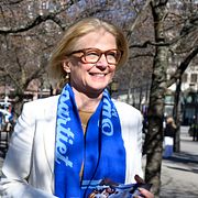 Finansminister Elisabeth Svantesson (M) kampanjar i Kungsträdgården för den sänkta matmomsen.