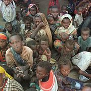 Arkivbild: Människor väntar på matleverans i Etiopiens huvudstad Addis Abeba år 2000.