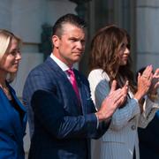 Pete Hegseth näst längst till vänster. 
