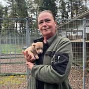Miriam Draxler och hundvalpen Roffe.