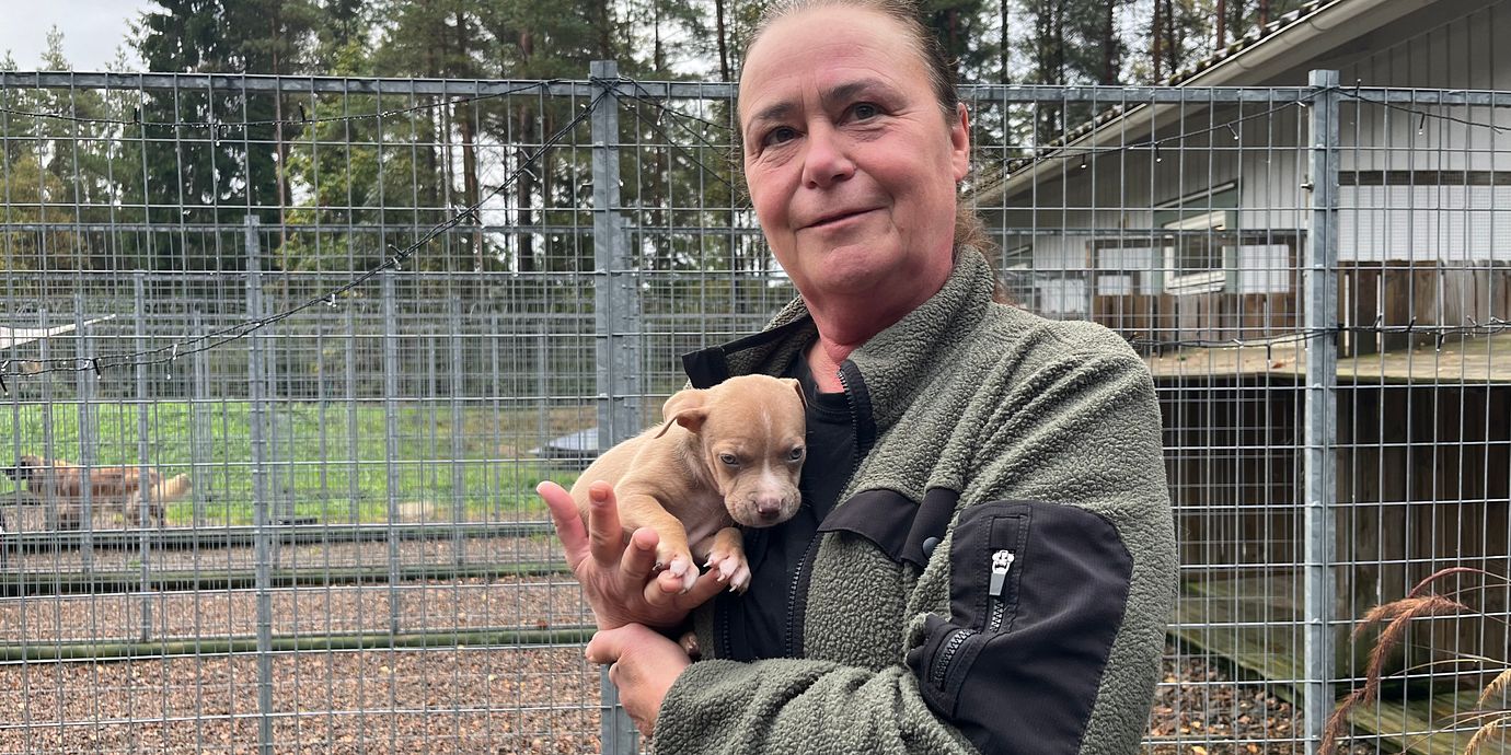 Miriam Draxler och hundvalpen Roffe.