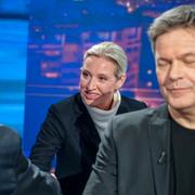 Weidel skakar hand med Olaf Scholz efter debatten.