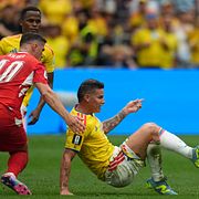 James Rodriguez i duell med Granit Xhaka.