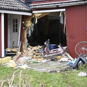 En bil kraschade in i ett hus i Jordbro och två personer försvann från platsen. 