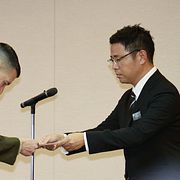 Okinawas guvernör, höger, räcker över ett officiellt protestbrev till den amerikanska marinens befälhavare.