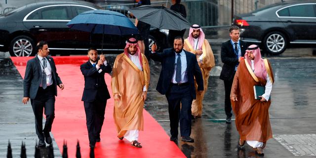 Saudiarabiens prins Mohammed bin Salman på röda matten i Paris i somras. Ludovic Marin / AP