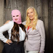 Felicia, då verksam som Fröken Snusk, och Gunilla Persson efter ett framträdande i SVT:s Allsång på Skansen 2024.