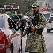 En talibansk polis dirigerar trafiken i Afghanistans huvudstad Kabul i augusti 2025.