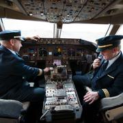 Två United Airlines-piloter i cockpit. Piloterna på bilden har ingenting med texten att göra (arkivbild).