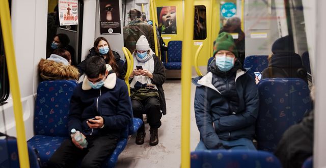 Arkivbil. Personer i munskydd på tunnelbanan i Stockholm.  Paul Wennerholm/TT