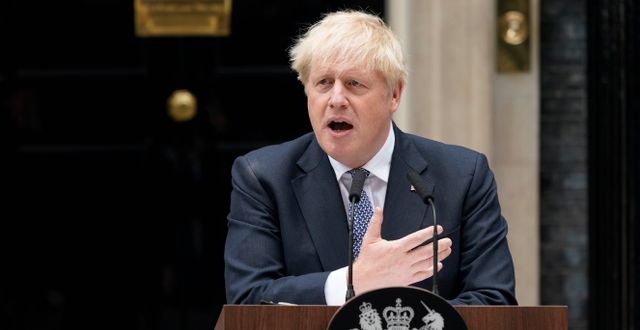 Boris Johnson utanför 10 Downing Street under sitt avgångstal.  Alberto Pezzali / AP