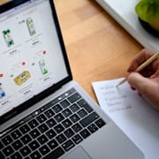 Arkivbild på någon som köper mat på nätet.