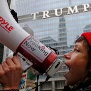 En kvinna protesterar mot Trumps klimatpolitik. Arkivbild.